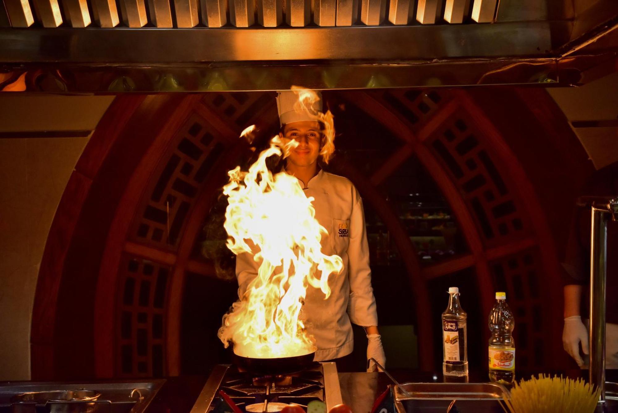 The Grand Hotel Sharm El Sheikh Sharm El Sheikk Exterior foto A chef cooking with a flaming wok