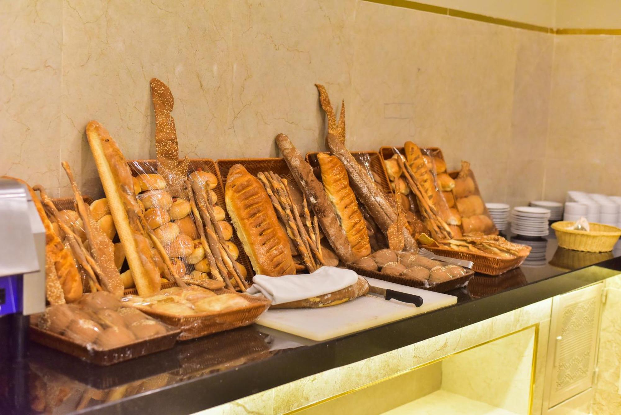 The Grand Hotel Sharm El Sheikh Sharm El Sheikk Exterior foto Bread at a buffet