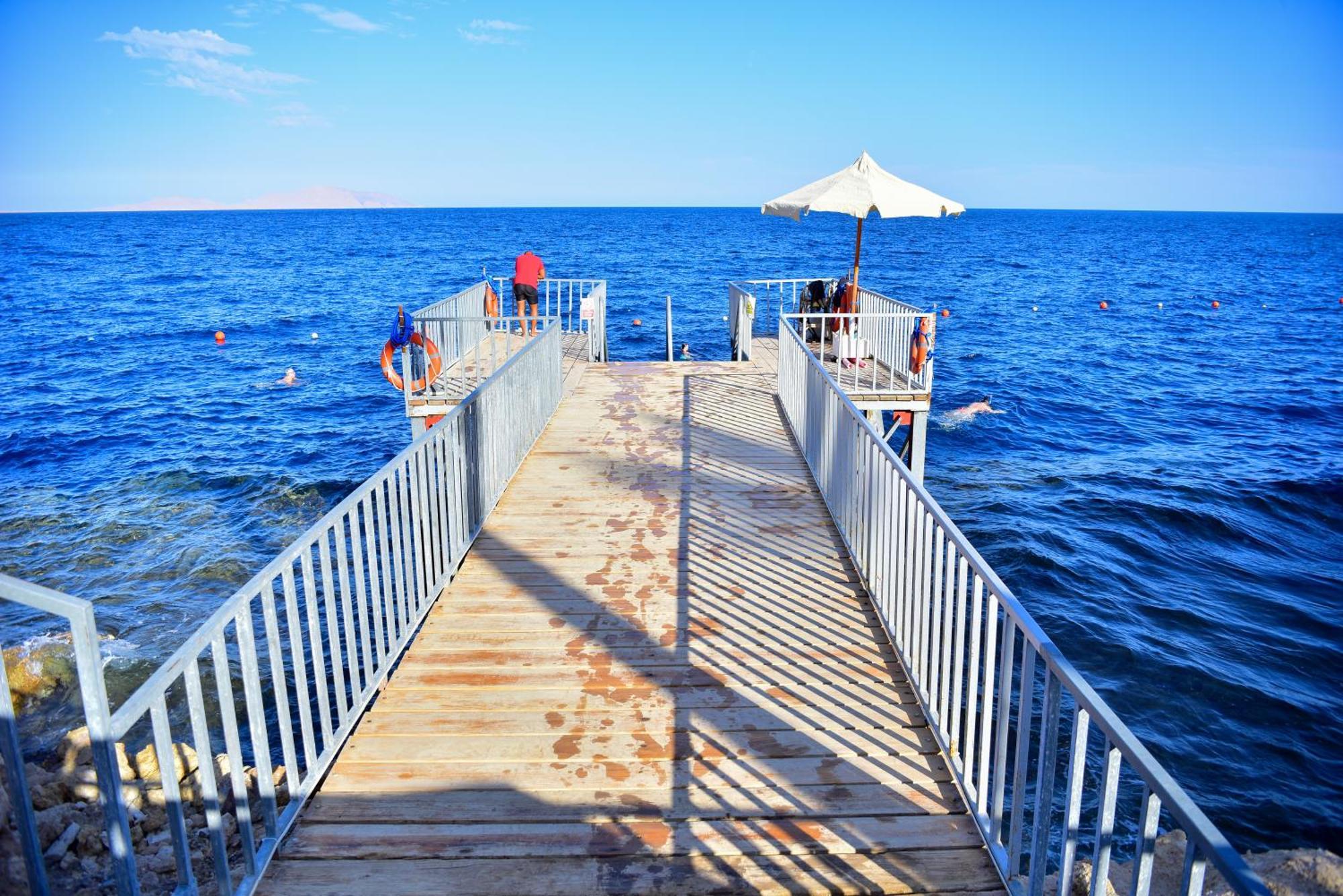 The Grand Hotel Sharm El Sheikh Sharm El Sheikk Exterior foto The pier at the beach of Agia Marina