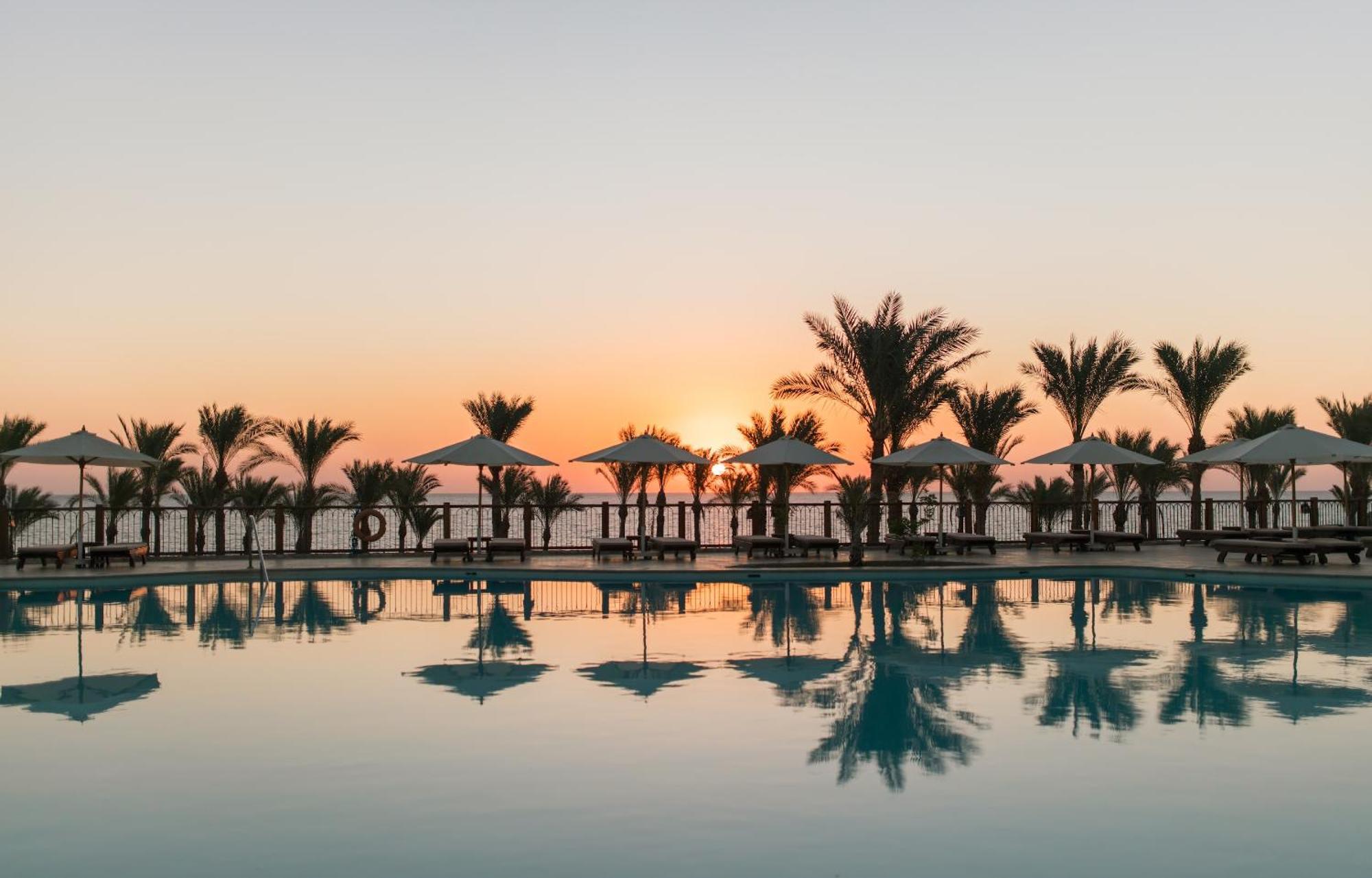 The Grand Hotel Sharm El Sheikh Sharm El Sheikk Exterior foto Sunset at the Hilton Sharm El Sheikh